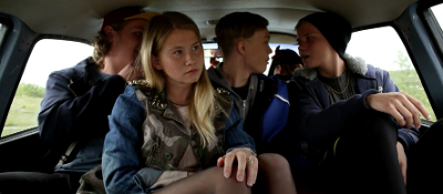 Tre ungdommar i baksetet av ein bil, utsnitt frå scene i kortfilmen Hilbes biigá. Foto.