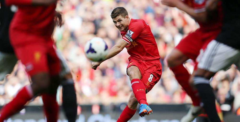 Liverpools kaptein, Steven Gerrard, tar frispark mot Southampton. Foto.