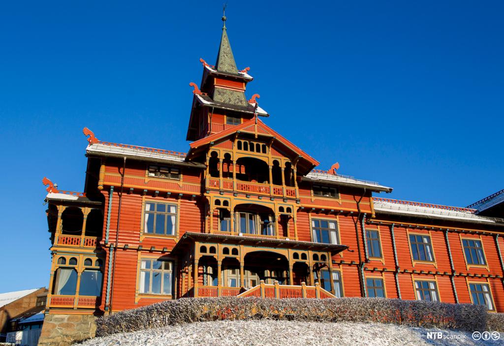 Eksteriør i raudt, grønt og gult av Holmenkollen Park Hotel Rica i Oslo. Foto.