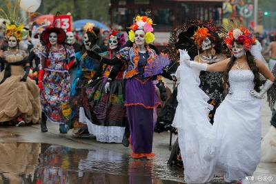 Kvinner som er kledd og sminket som "Catrinas" deltar i paraden i forbindelse med de dødes dag i Mexico City. Foto.