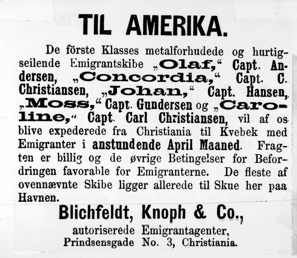 Nærbilde av en annonsetekst fra 1800-tallet. Med varierte skrifttyper står det på fornem dansk hvilke «Emgrantskibe» med hvilke kapteiner som frakter emigranter til Amerika, og at det er billig frakt og «favorable» betingelser. Faksimile.