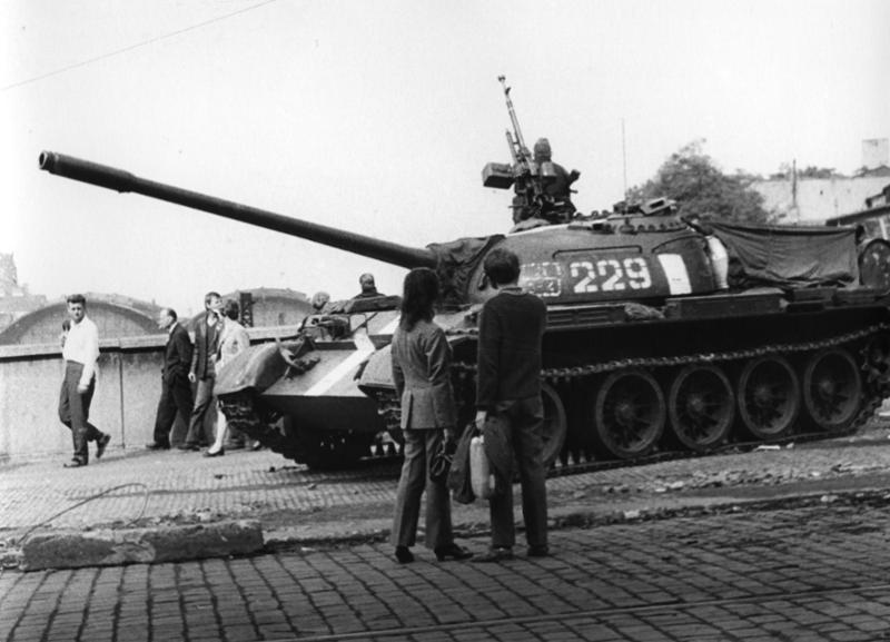Sovjetiske styrker i Praha 1968. Vanlige folk ser en sovjetisk tanks i Prahas gater.