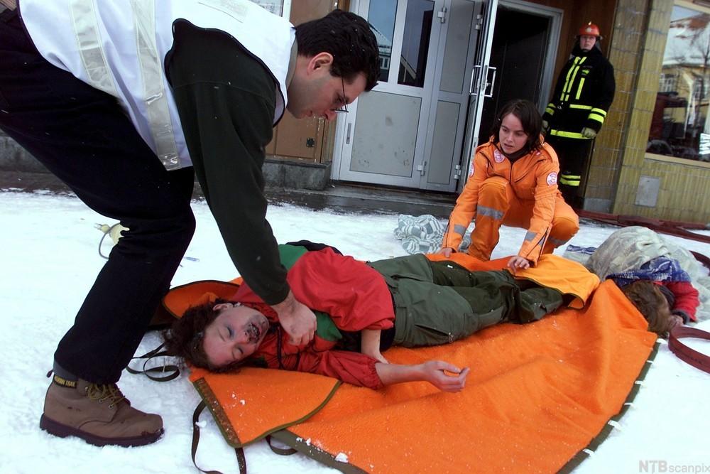 En ansatt øver på en redningsoperasjon sammen med nødetatene. Foto.