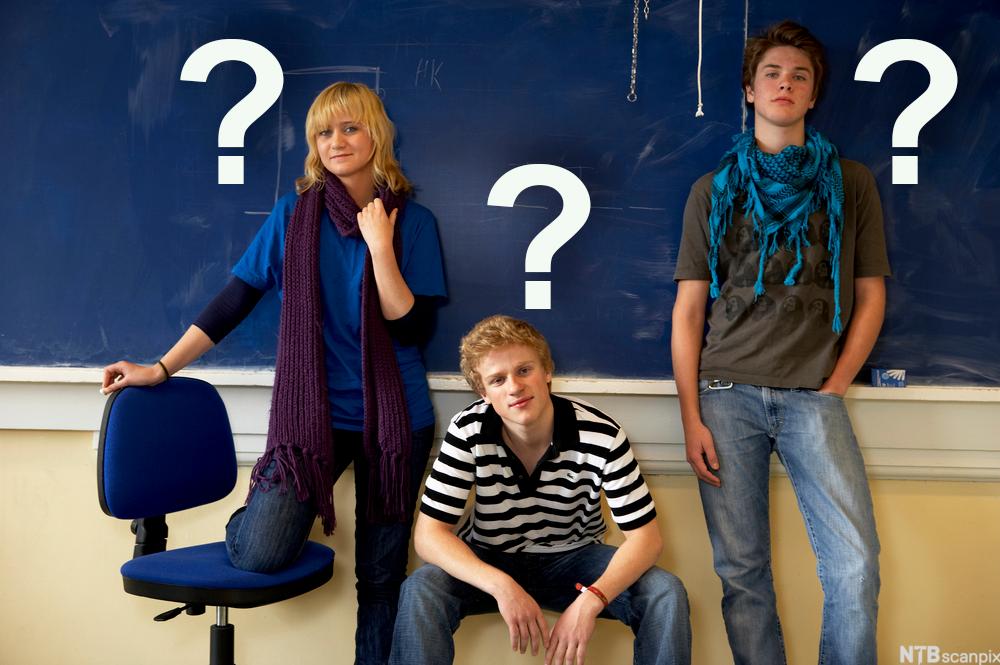 Tre elever foran tavle i klasserom med hvert sitt spørsmålstegn. Foto.