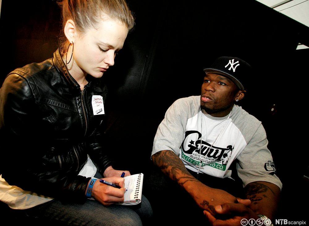 Rapperen 50 cent blir intervjuet av den unge VG-journalisten Siri Færder. Fotografi.