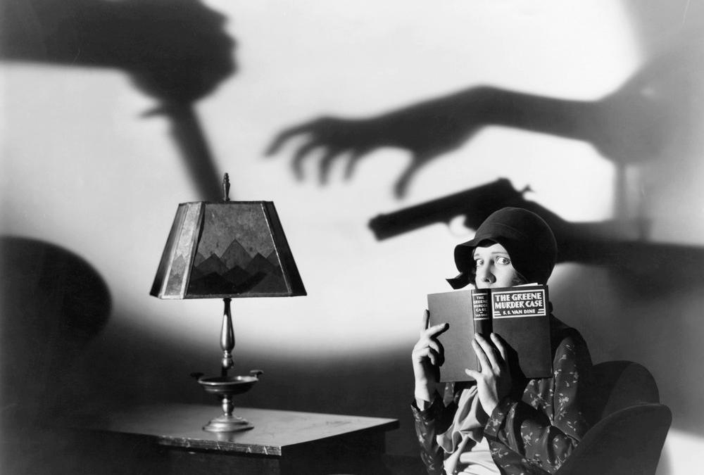 Kvinne leser skummel bok. Foto. 