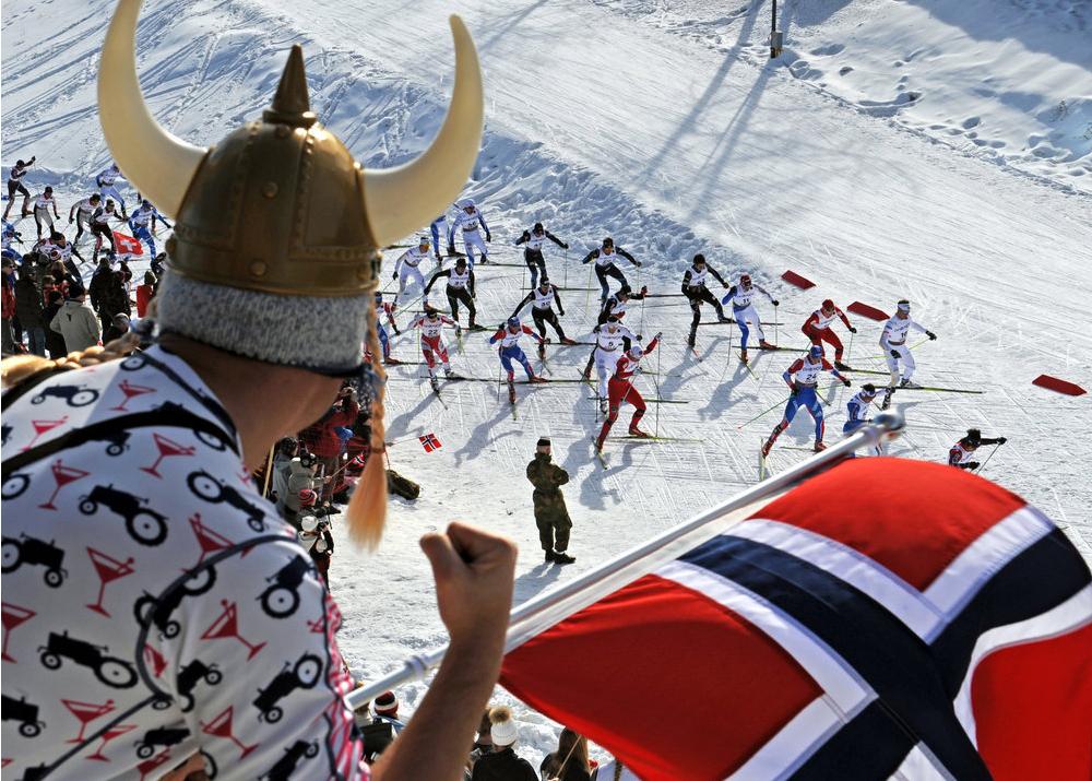 Norsk supporter med vikinghjelm og flagg. Foto.