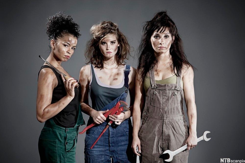 tre kvinner i kjeledress med verktøy