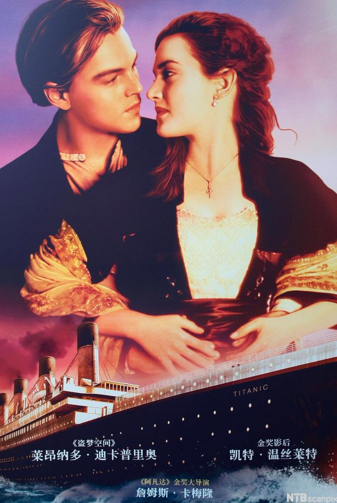 Filmplakat for filmen Titanic, som viser skuespillerne Kate Winslett og Leonardo DiCaprio