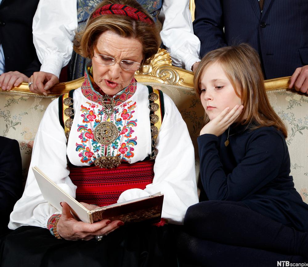 Dronning Sonja leser eventyr for Prinsesse Ingrid Alexandra. Foto. 