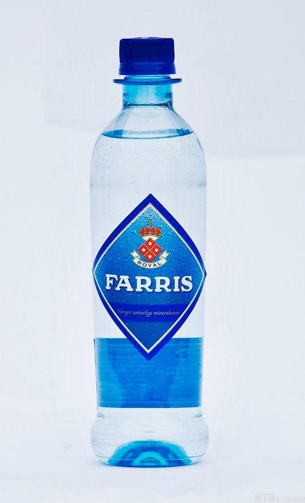 En flaske Farris. Foto.