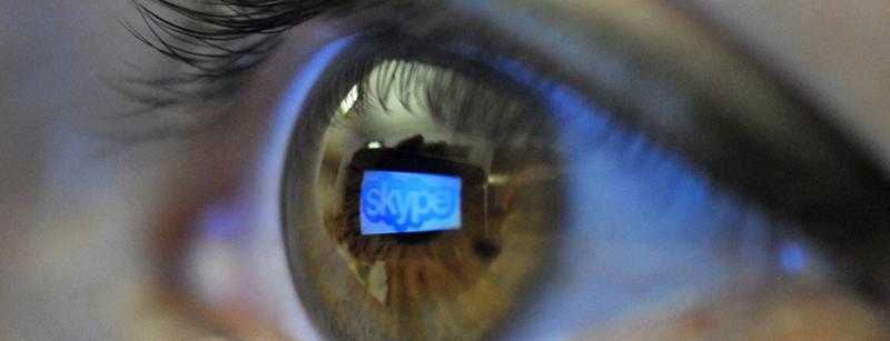 Et øye, med gjenskinn av logoen til Skype. Foto. 