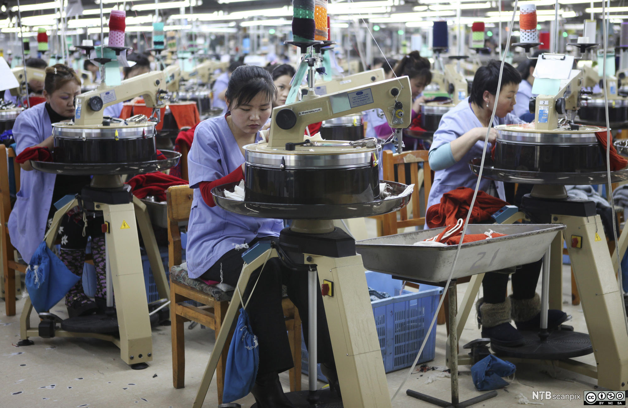 Kvinner syr klær på en fabrikk i Ulan Bator. Foto.