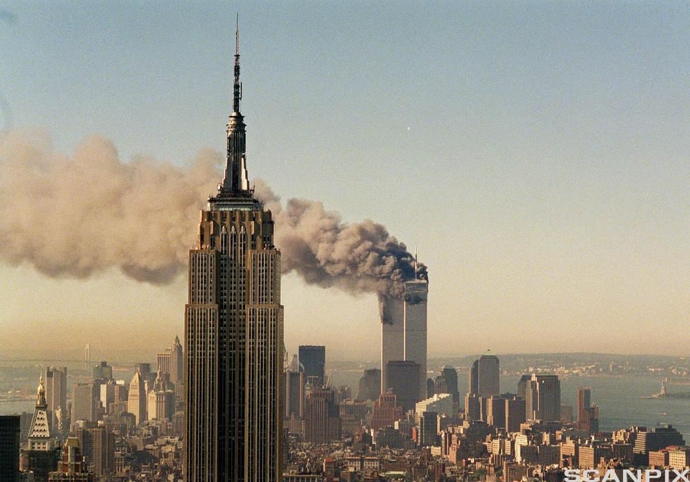 Panoramabilde over New York city. Tvillingtårnene brenner. Foto.