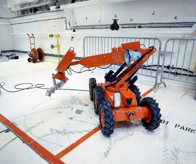 Robot plukker opp gjenstand fra gulv. Foto.