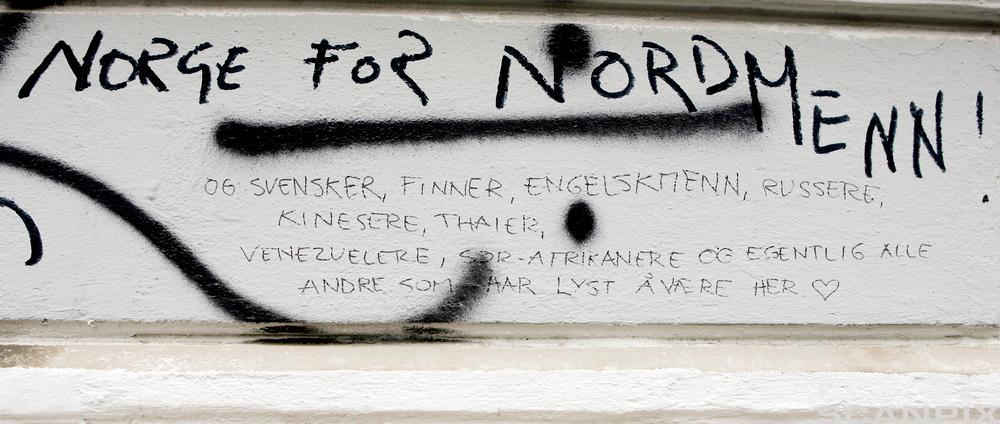 En vegg hvor det er tagget Norge for nordmenn. Foto. 