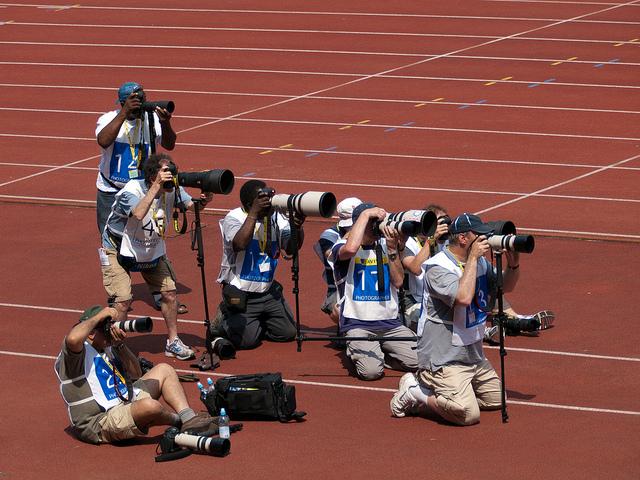 Pressefotografer tar bilder under et sportsarrangement. Foto.
