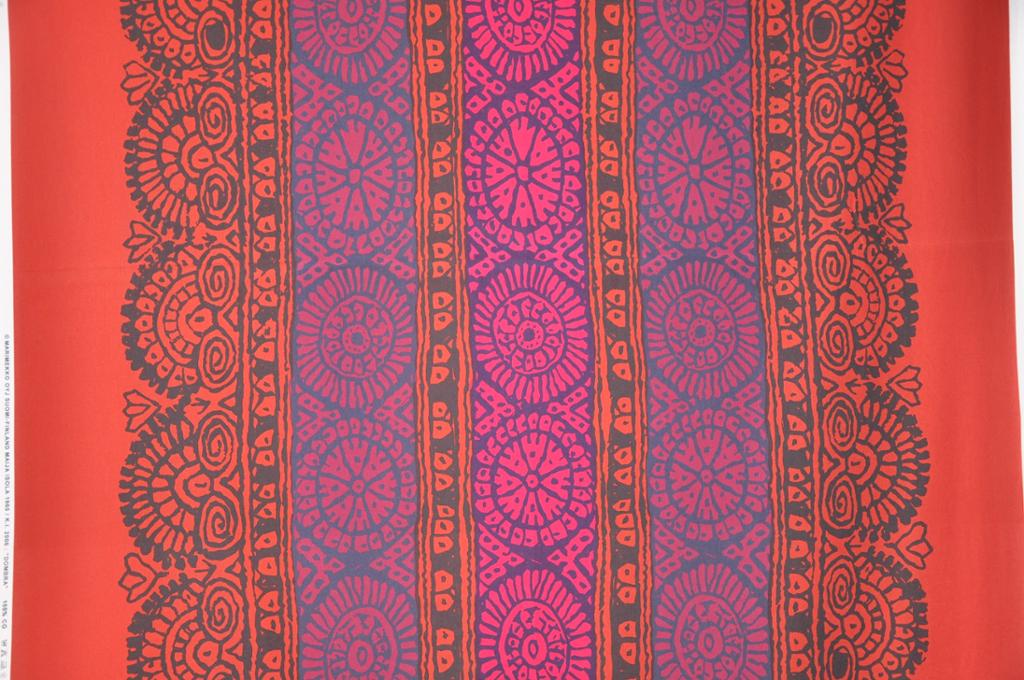 Stoffmønster i rød- og lillatoner fra Marimekko. Foto.