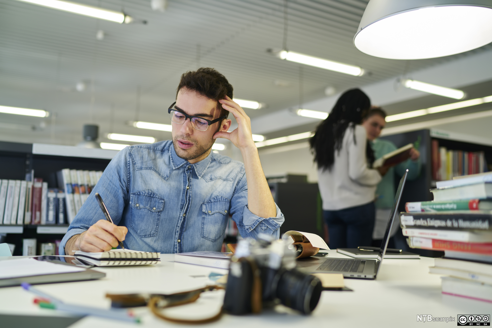 Joomla 4. Бизнесмены обсуждают в курилке. Article manager. Админ панель cms. Контент мейкер.