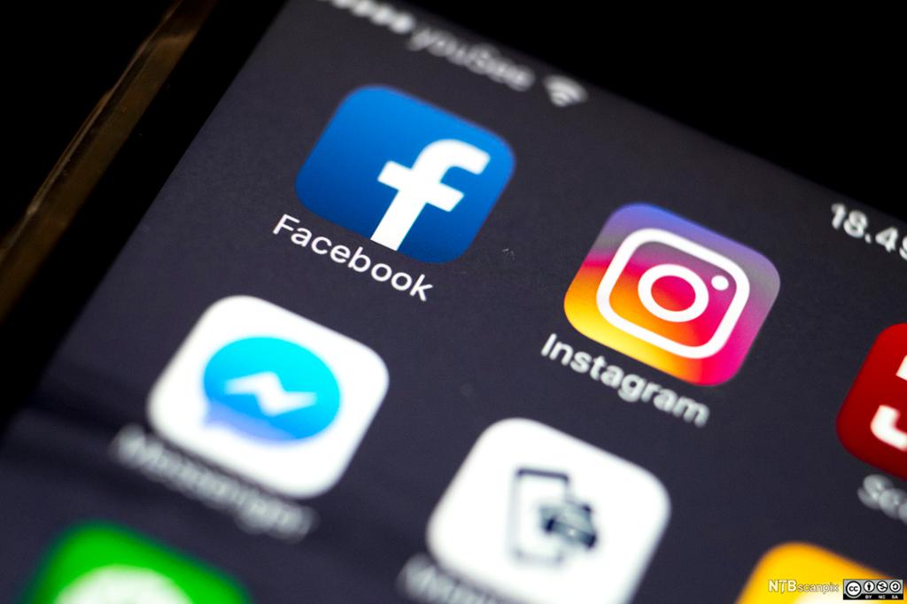 App-ikoner av sosiale medier på en mobilskjerm. Blant annet vises Facebook- og Instagramknapp. Foto.