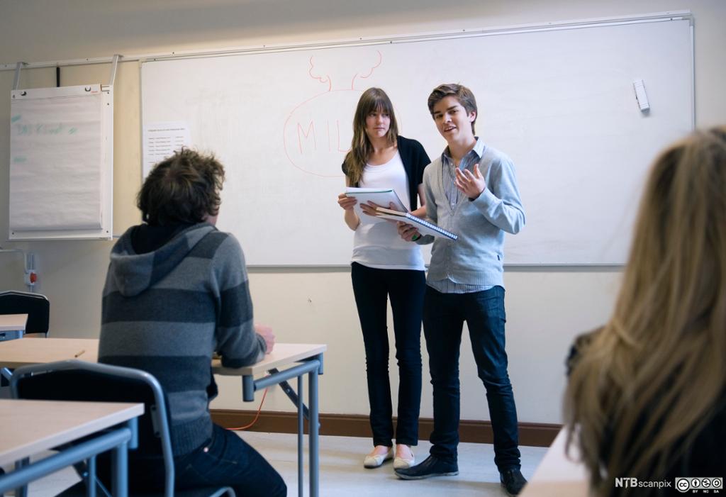Elever presenterer i klasserommet. Foto.