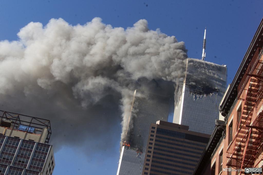 Twin Towers med røyk og flammar etter terrorangrepet i New York 11.09.2001. Foto. 