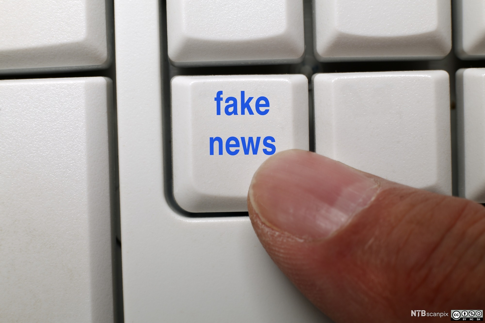 "Fake news" skrive på ein tast på eit tastatur. Foto.