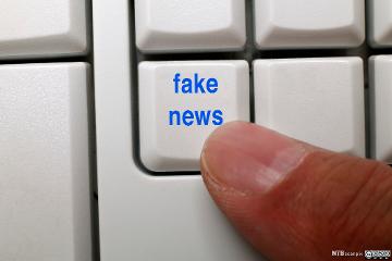 "Fake news" skrevet på en tast på et tastatur. Foto.