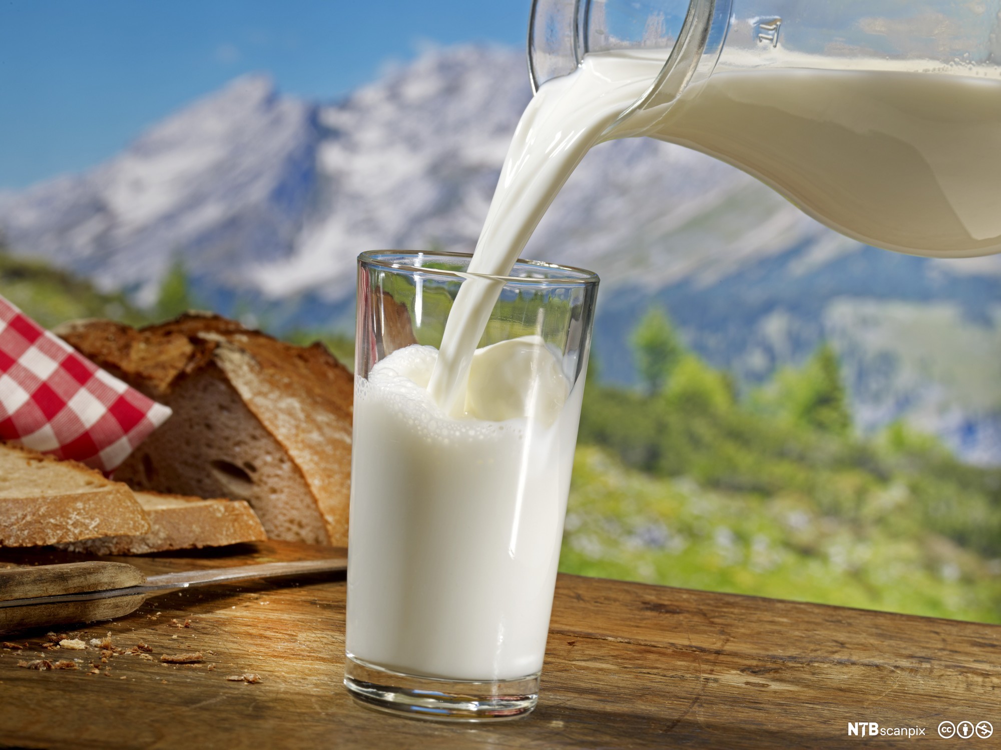 Покажи картинку молока. Молоко красивые картинки. Молоко в горах. Молоко море. Молоко тренды.
