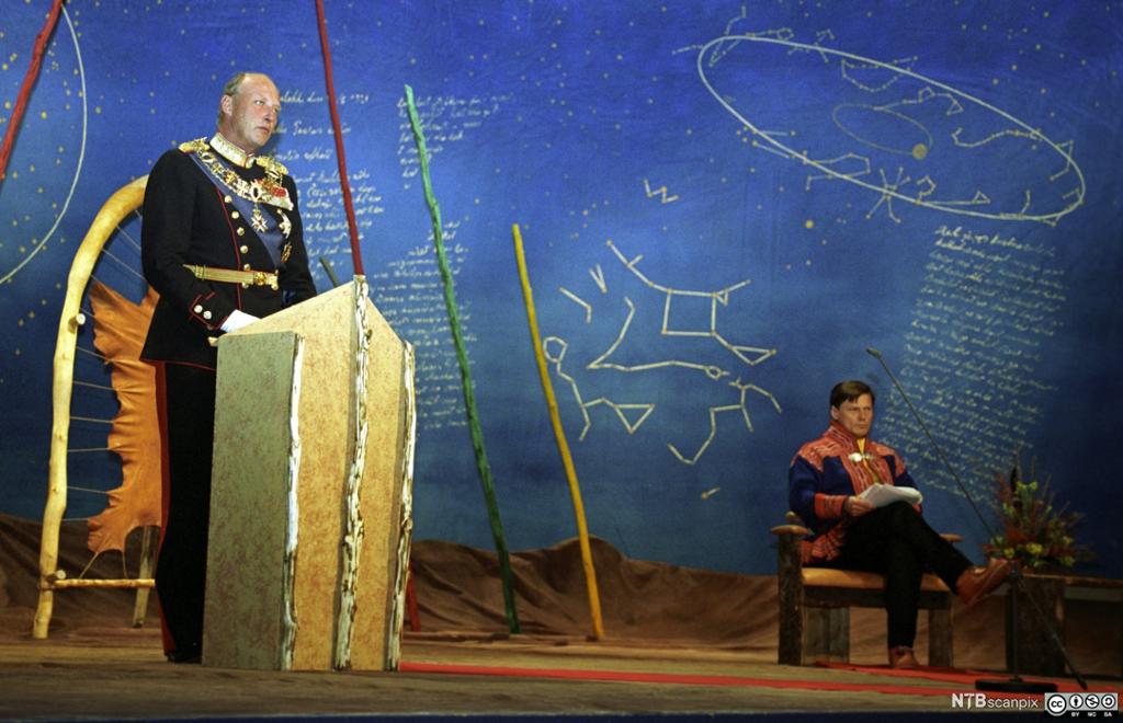 Kong Harald står på talerstolen i Sametinget. foto