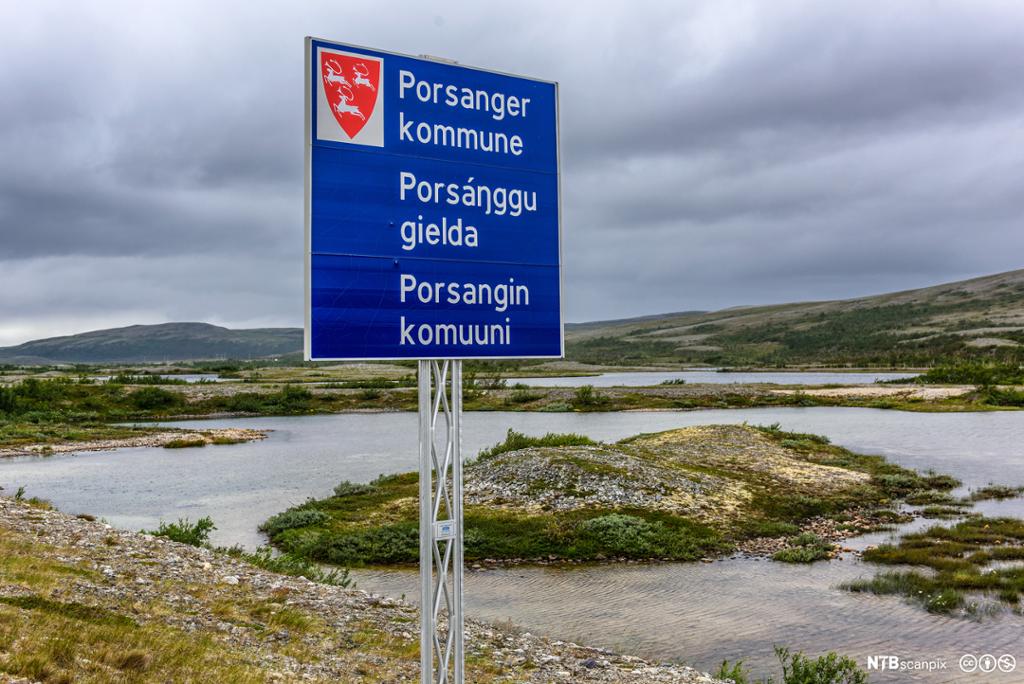 Tre språk på samme skilt. Porsangers kommuneskilt på norsk og to samiske språk. Foto. 