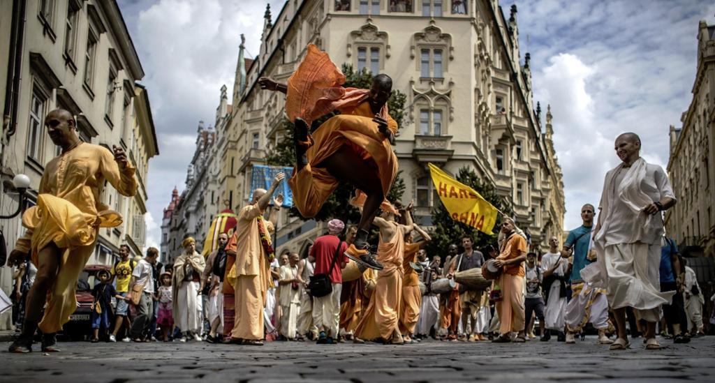 Krishna-tilhengere danser og synger i Prahas gater. Foto.