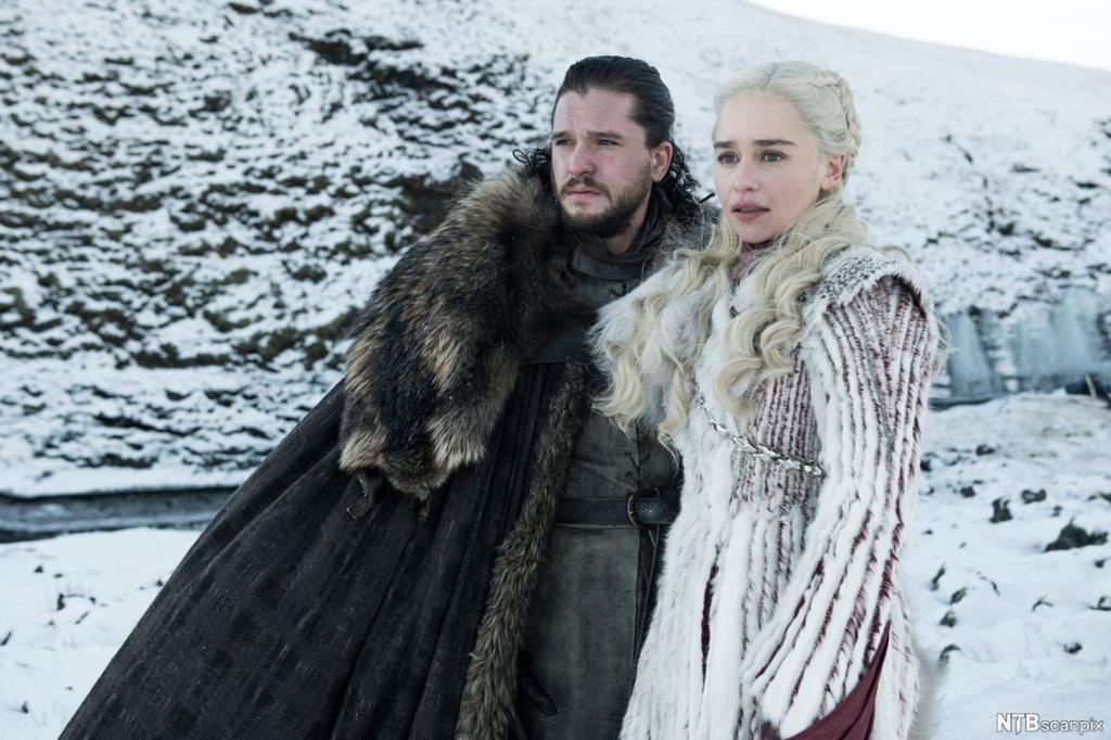 John Snow og Daenerys Targaryen står foran et snødekket fjell. Foto.
