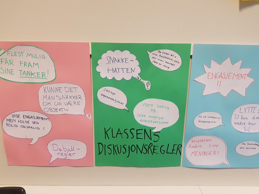 Plakater med snakkebobler med klassens diskusjonsregler. Foto. 