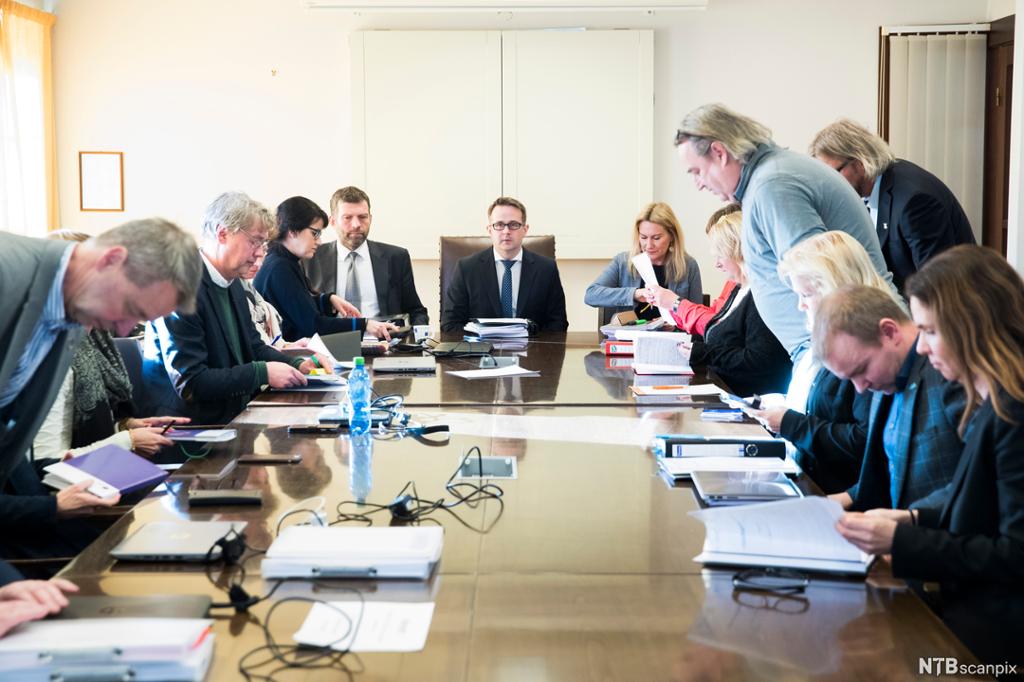 Møte mellom arbeidstakerorganisasjon og arbeidsgiverorganisasjon på Riksmeklerens kontor. Foto. 
