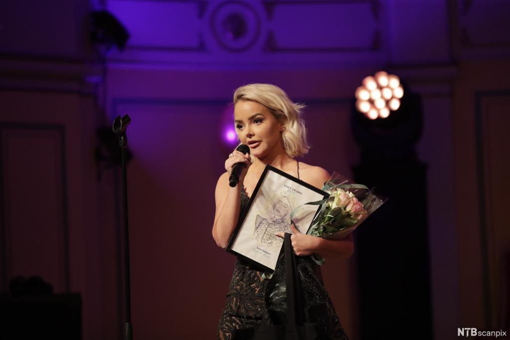Sophie Elise Isachsen mottar prisen for årets virksomhet på Vixen Awards. Foto.