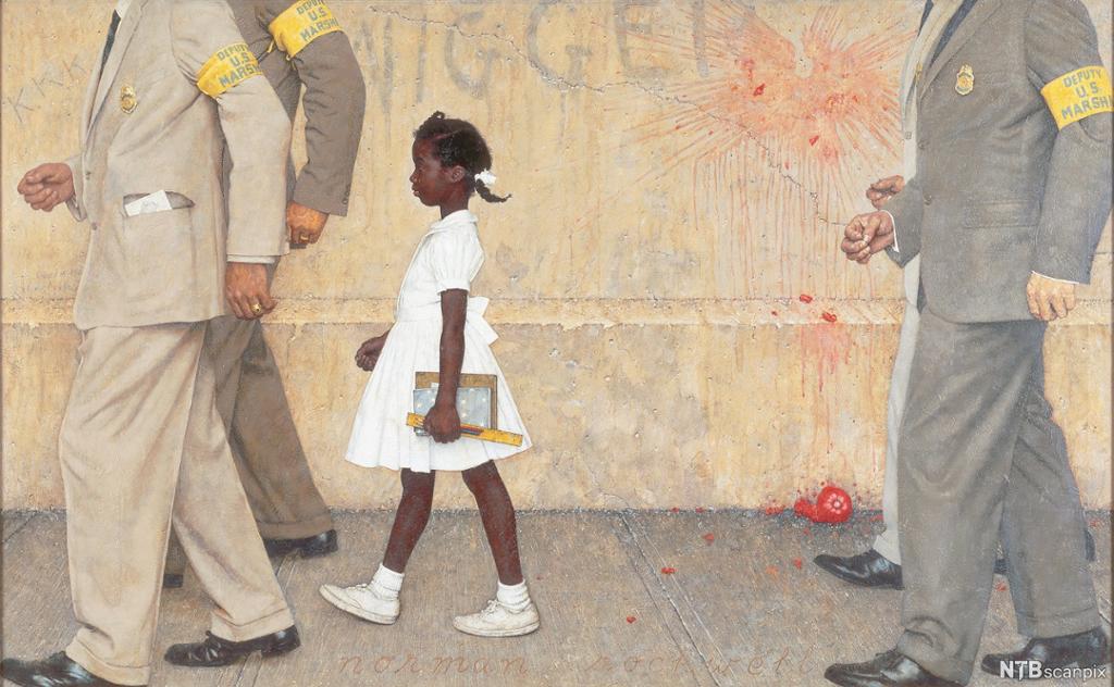 Maleri av Ruby Bridges på vei til sin første skoledag, strengt bevoktet av politimenn. Maleri av Norman Rockwell.