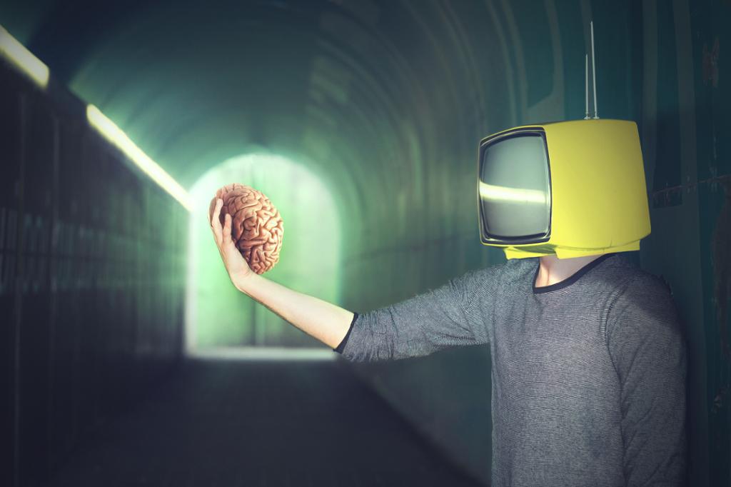 En mann med hode formet som en TV holder en hjerne og ser på den. Illustrasjon.