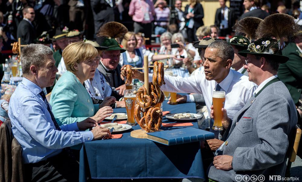 Obama og Merkel spiser sammen. Foto.