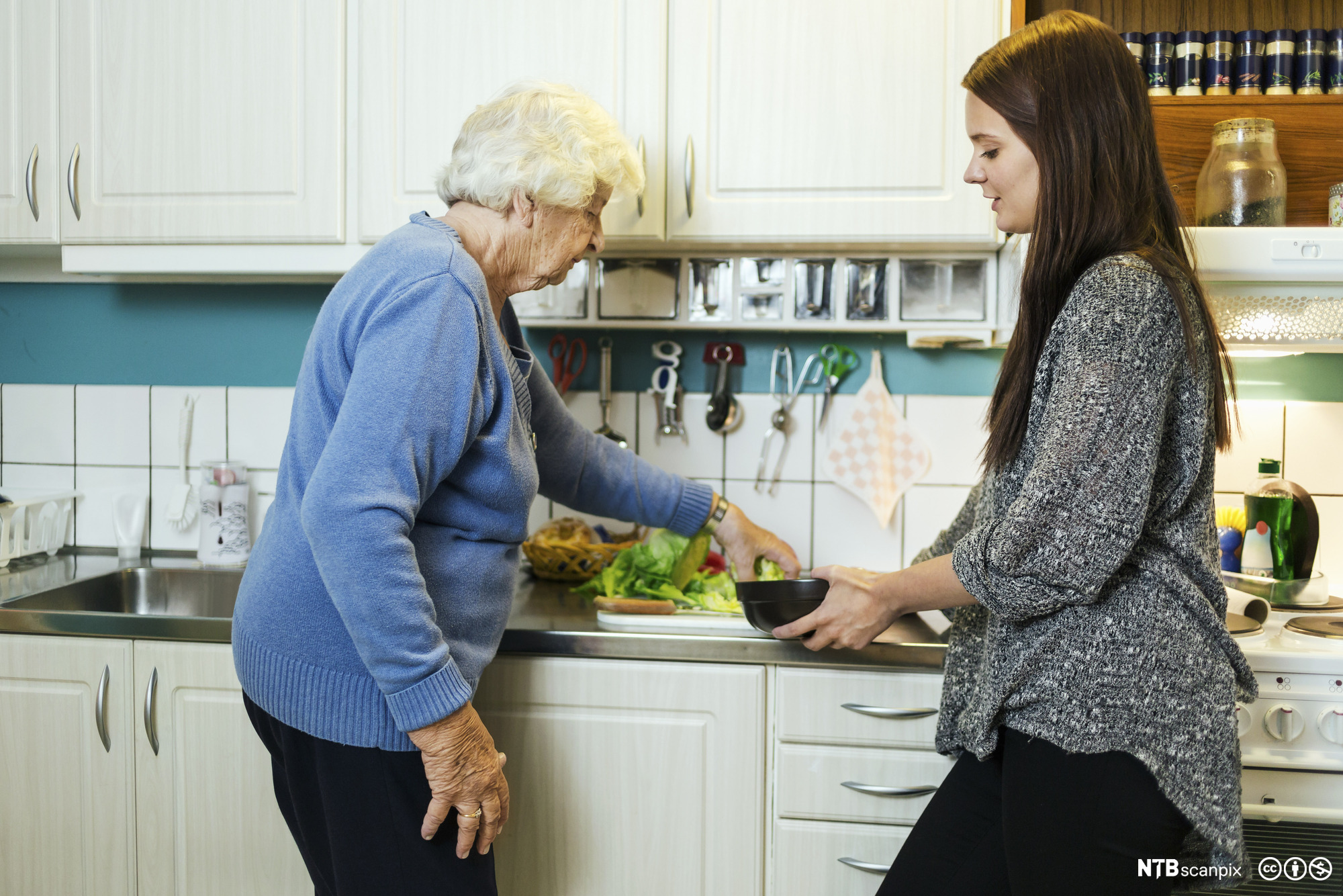 старуха с деменцией. домохозяйка деменция. пенсионеры на кухне. психологическая поддержка пожилых людей. одиночество пожилых.