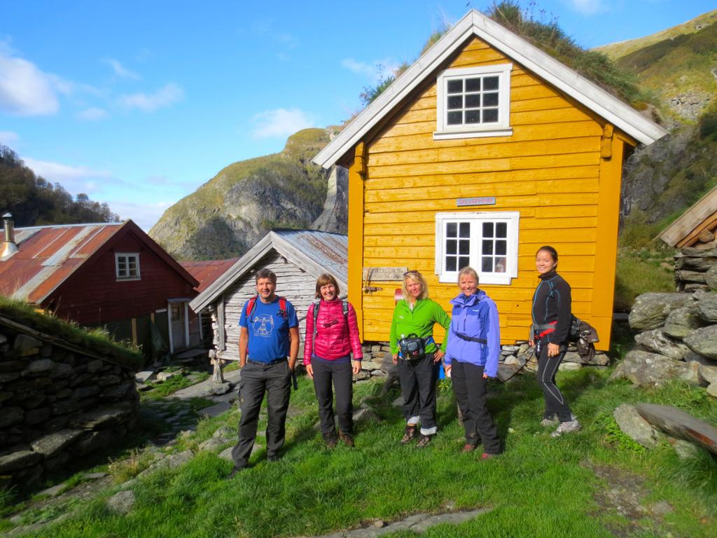 Turister på støl i Aurlandsdalen. Foto