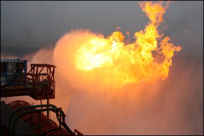 Brenning av olje og gass fra brønntest. Foto.