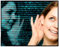 Digital fotomontasje av ei jente til venstre som kviskrar, og ei jente til høgre som lyttar. Mellom jentene ligg eit "teppe" av tettskrivne datakodar i grøn farge på svart bakgrunn. Illustrasjon.