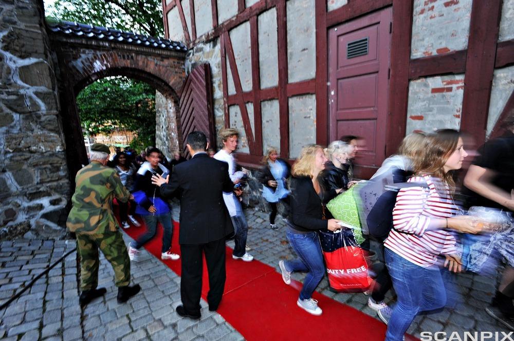 Mennesker i kø til førpremiere på filmen «Harry Potter og Halvblodsprinsen» i Oslo. Foto.