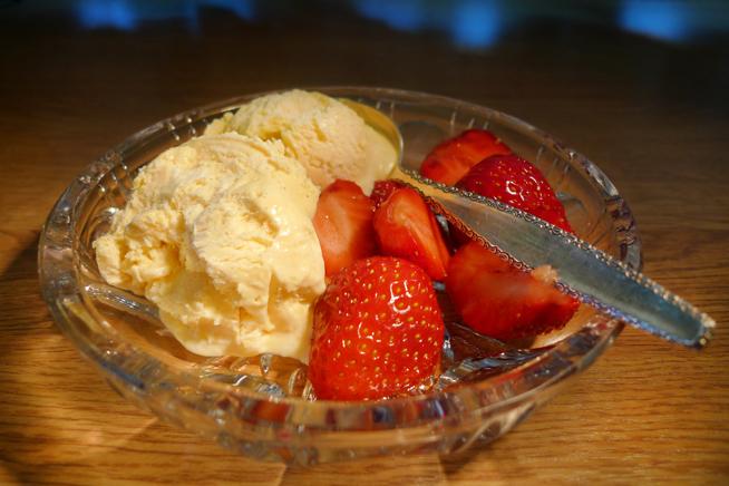 Vaniljeis med jordbær. Foto. 