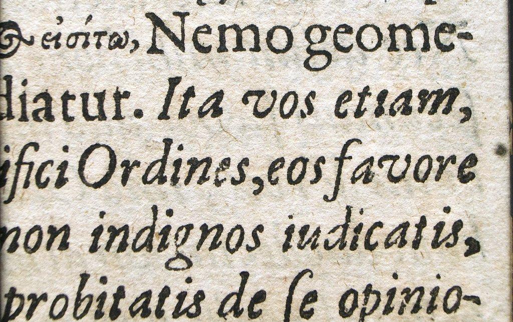 Nærbilde av et utklipp fra en tekst på latin. Foto.