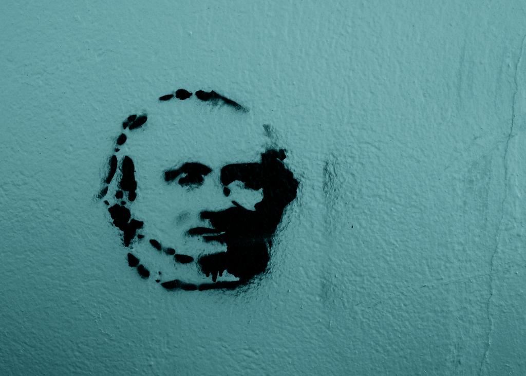 Ivar Aasen grafitti på en murvegg. Foto. 