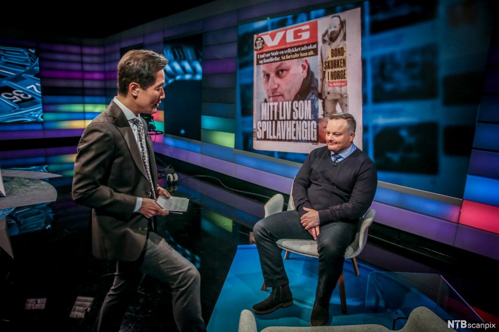 NRK Debatten: Spillavhengige Ståle Matre er på plass i studio, programleder Fredrik Solvang er klar for intervju. Foto.