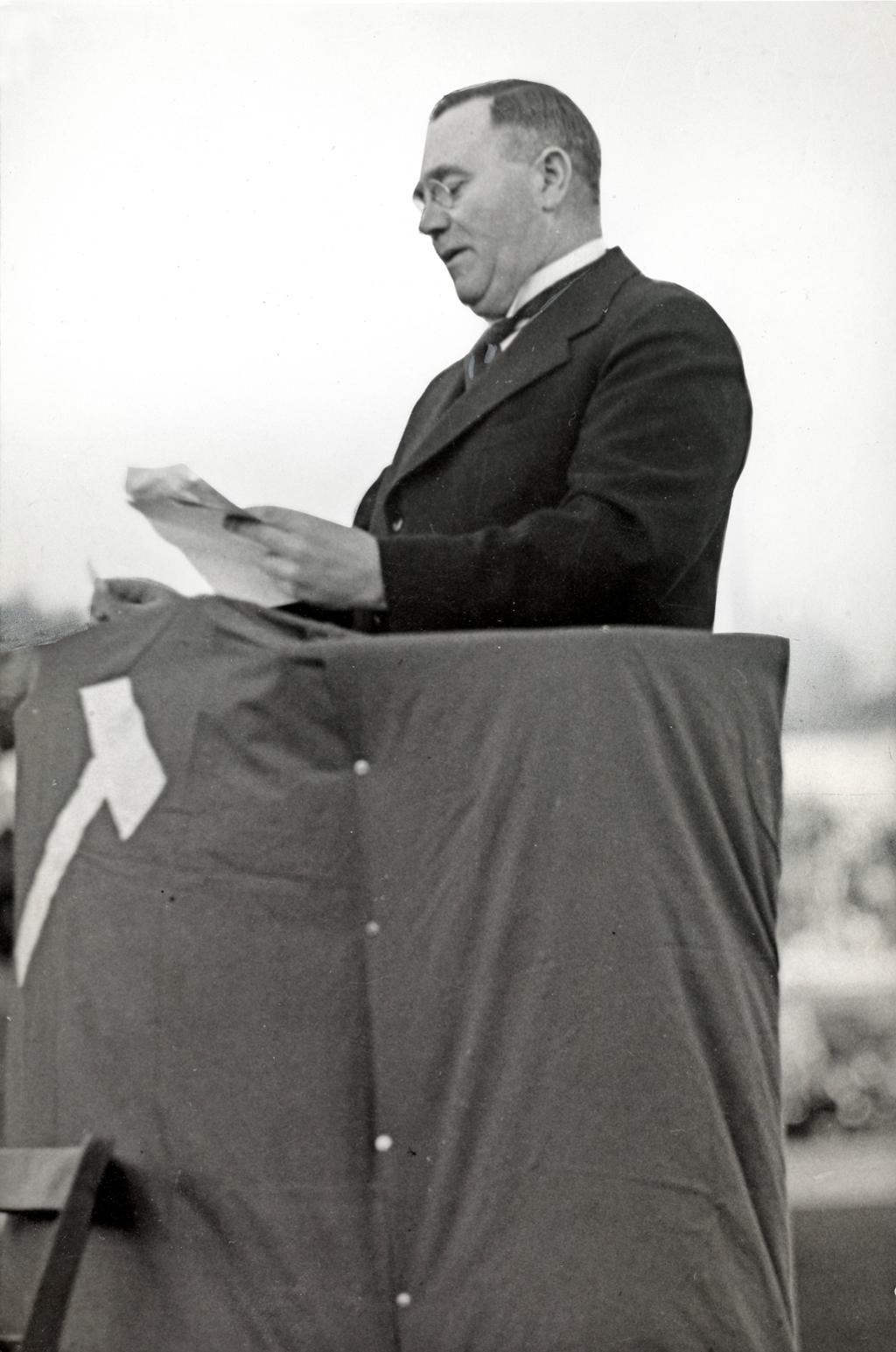 Johan Nygaardsvoll på talerstolen. Foto.