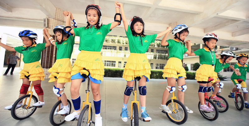 Kinesiske barn på unisykkel. Foto.